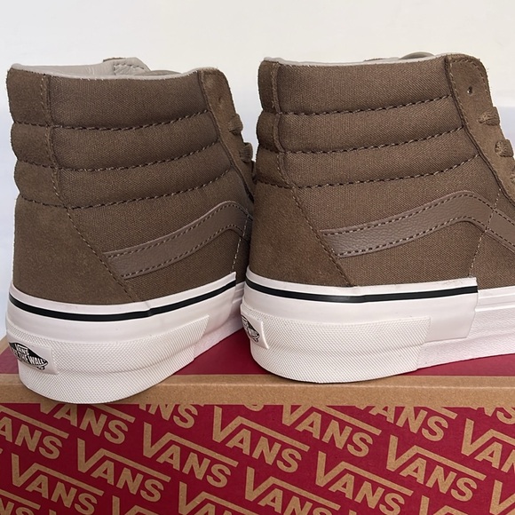 Vans WMNS Sk8-Hi Rearrange
Tonal Kangaroo
VN000CRMBYW
Sneakers - Picture 15 of 16